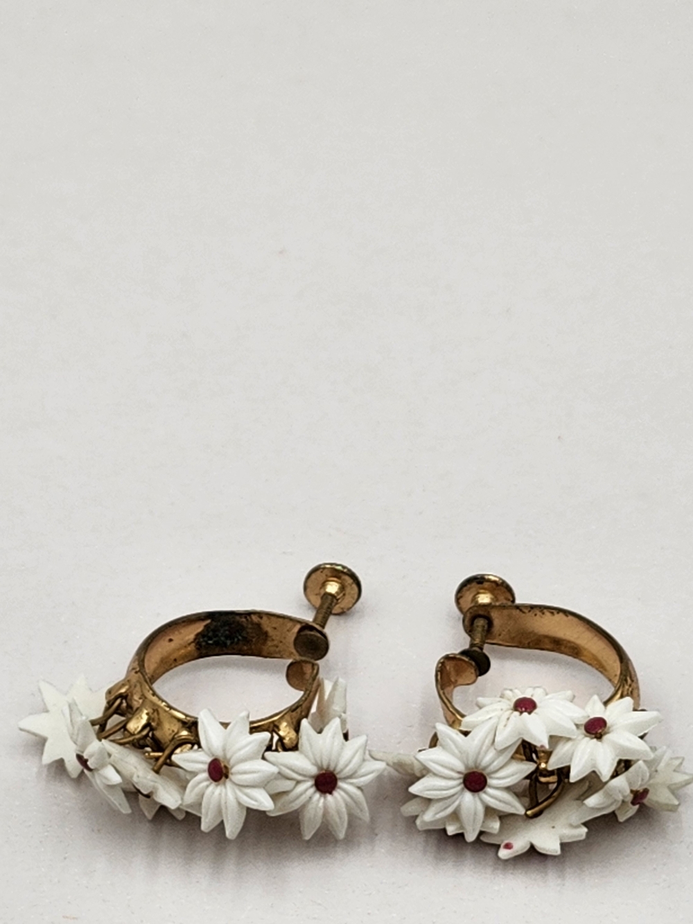 Gold Tone White Daisy Flower Hoop Earrings Screw Back Vintage